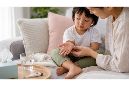 Mani-piedi-bocca nei bambini: sintomi, contagio, durata e rientro all’asilo Mani-piedi-bocca nei bambini: sintomi, contagio, durata e rientro all’asilo