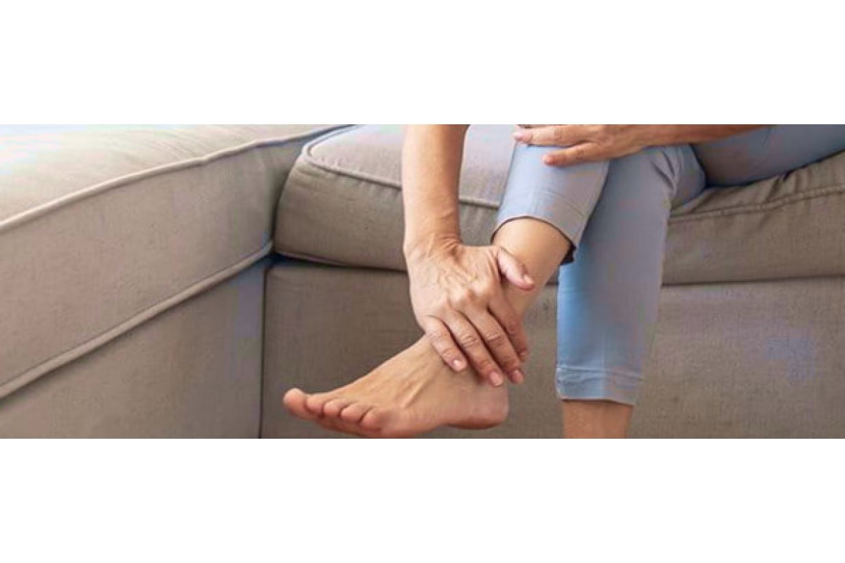 Gambe gonfie e ritenzione idrica : cause , sintomi , rimedi e cure Gambe gonfie e ritenzione idrica : cause , sintomi , rimedi e cure