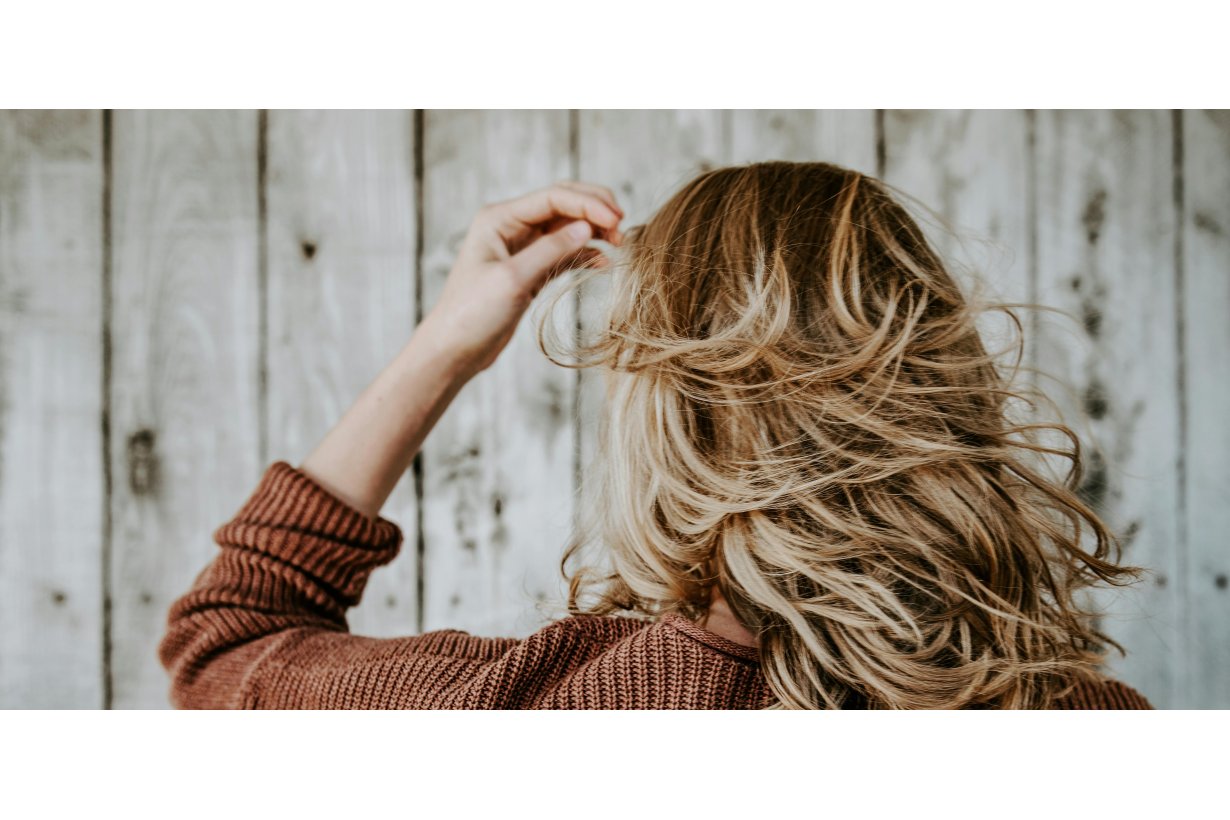 Perché i Capelli Diventano Bianchi e Come Gestirli Perché i Capelli Diventano Bianchi e Come Gestirli