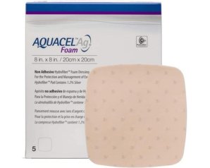 AQUACEL Ag Foam medicazione in schiuma adesiva con argento 20 x 17 cm confezione da 5 pezzi