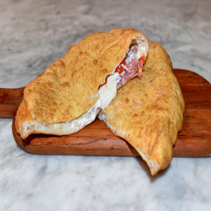 Calzone fritto con pollo 120 g &ndash; Snack salato ripieno di pollo saporito pronto da gustare