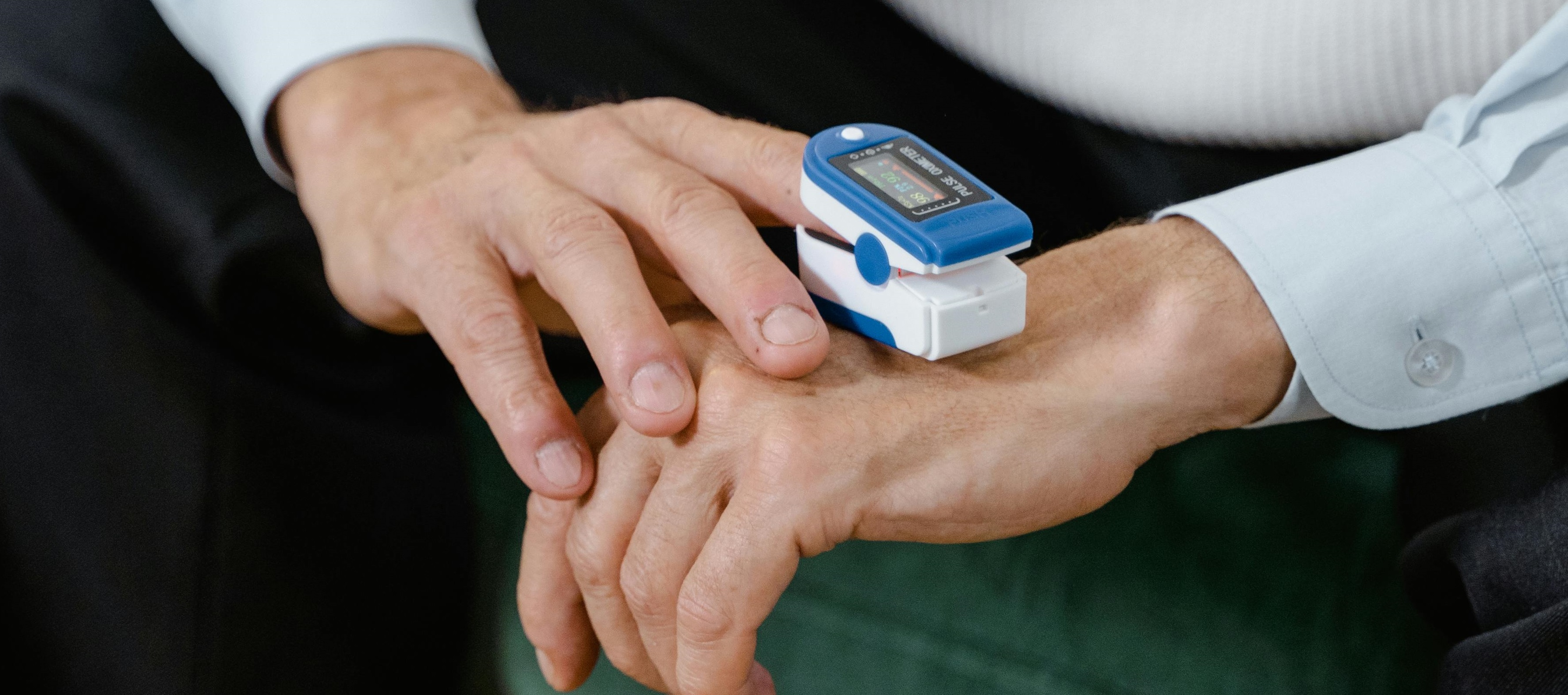 Misuratore Ossigeno Sangue Frequenza Cardiaca Pulsossimetro Da Dito Con Display LED - Misura Saturazione Ossigeno (SpO2) E Frequenza Cardiaca Spo2 Pr Frequenza Cardiaca